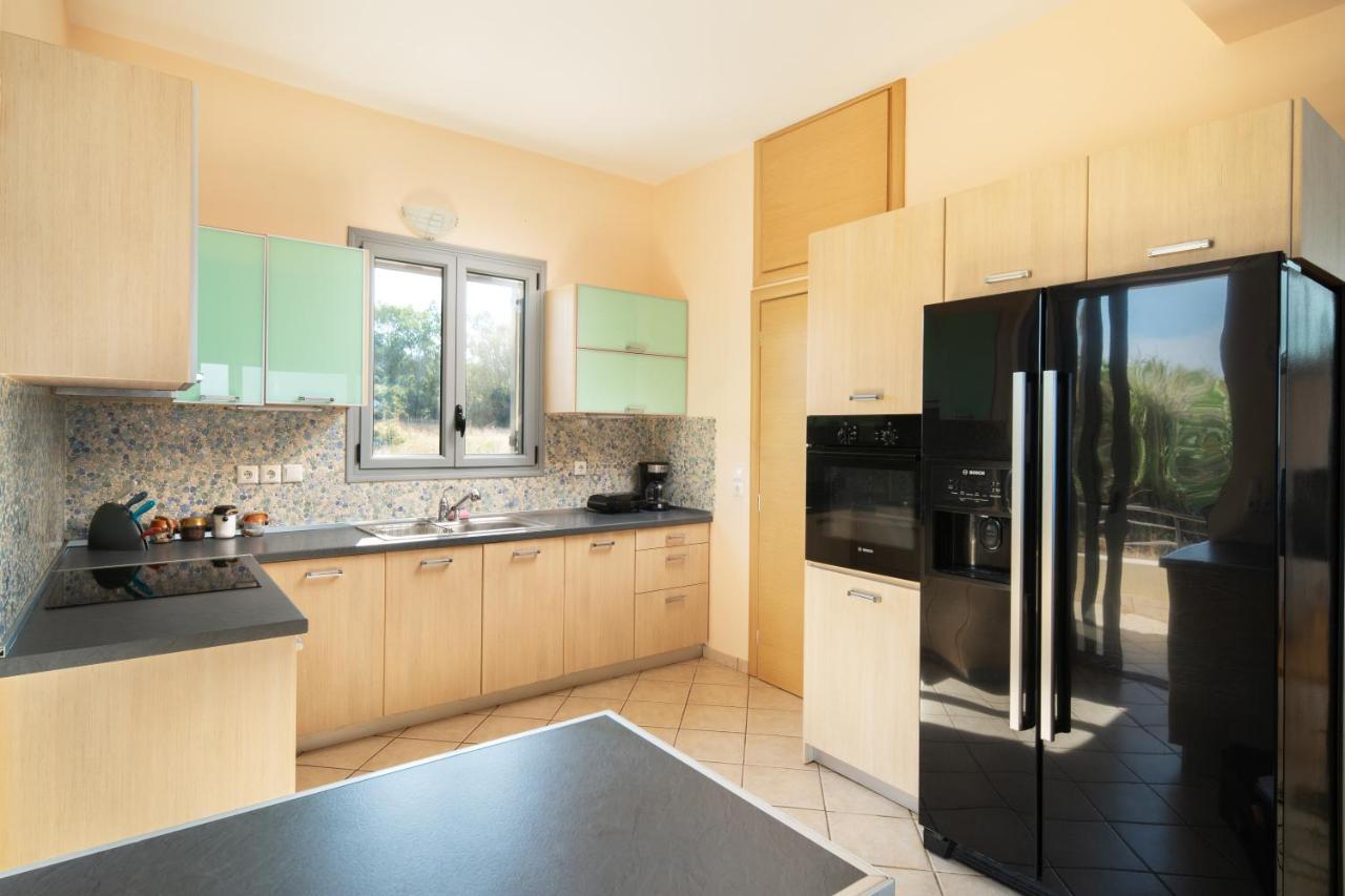 Spacious Beachfront Maisonettes With Stunning Views & A Private Beach โมเน็มวาซี ภายนอก รูปภาพ