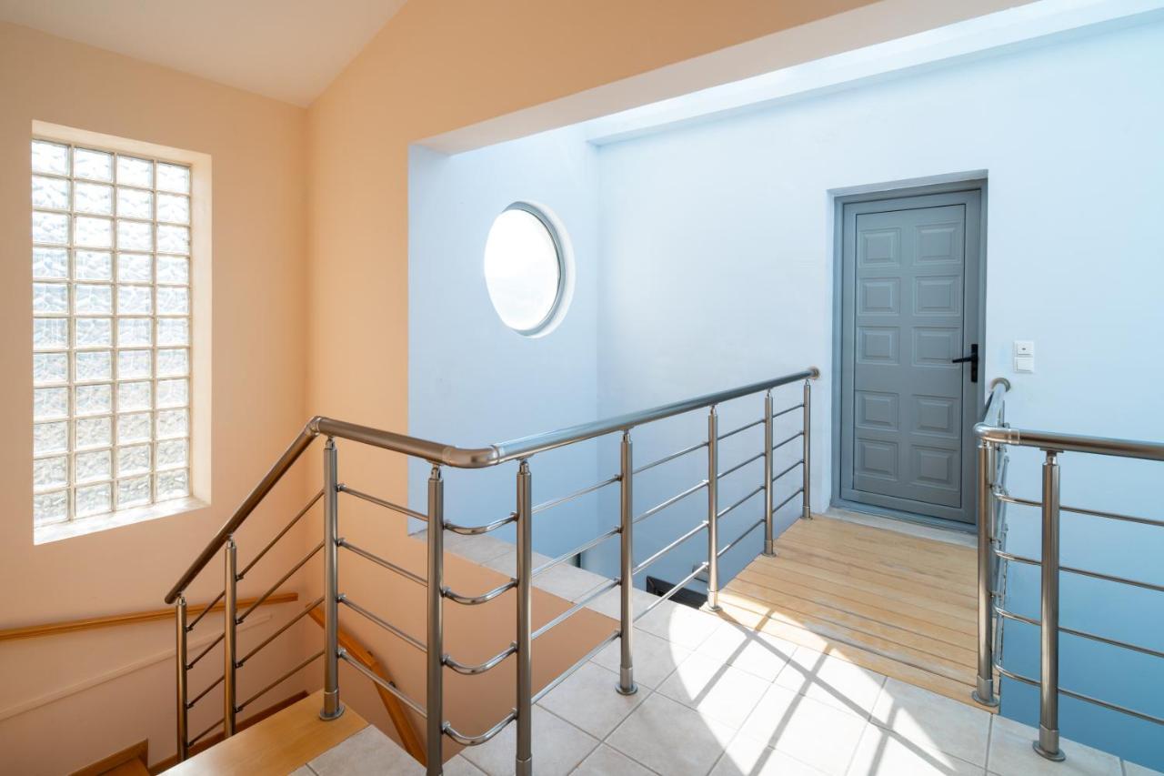 Spacious Beachfront Maisonettes With Stunning Views & A Private Beach โมเน็มวาซี ภายนอก รูปภาพ