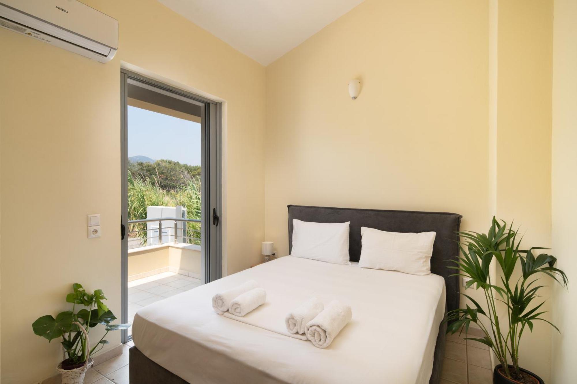Spacious Beachfront Maisonettes With Stunning Views & A Private Beach โมเน็มวาซี ภายนอก รูปภาพ