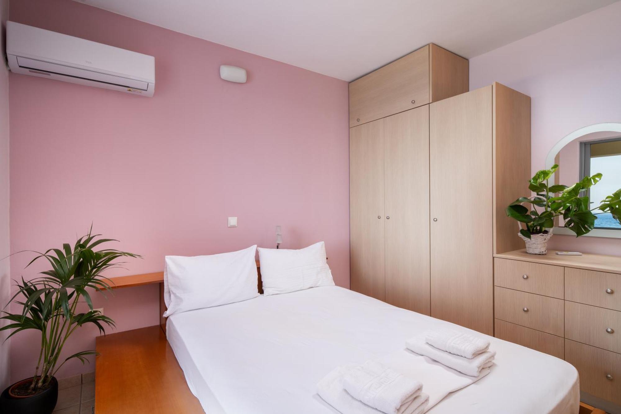 Spacious Beachfront Maisonettes With Stunning Views & A Private Beach โมเน็มวาซี ภายนอก รูปภาพ