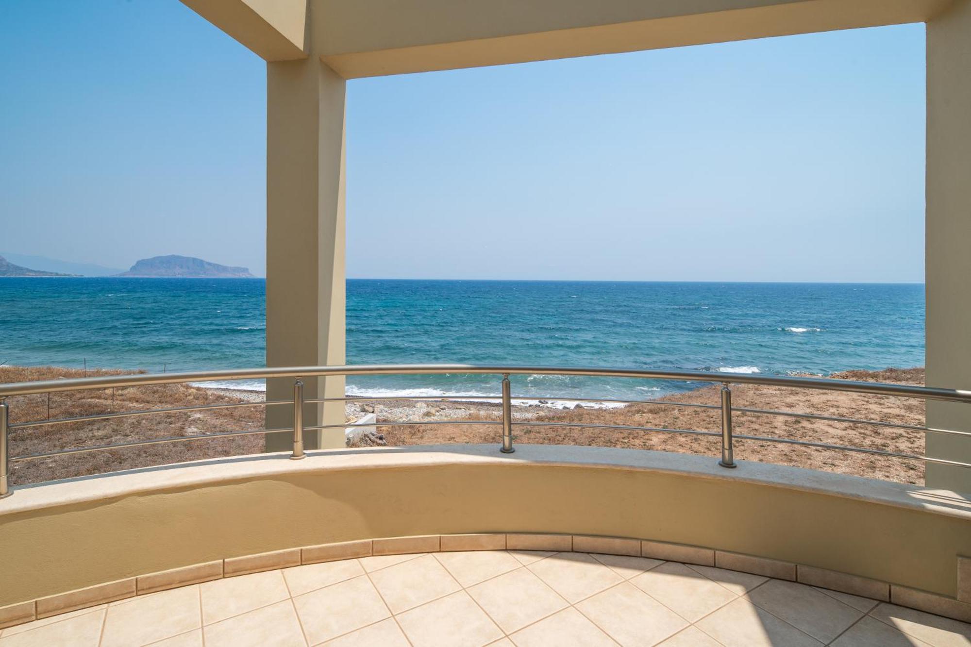 Spacious Beachfront Maisonettes With Stunning Views & A Private Beach โมเน็มวาซี ห้อง รูปภาพ
