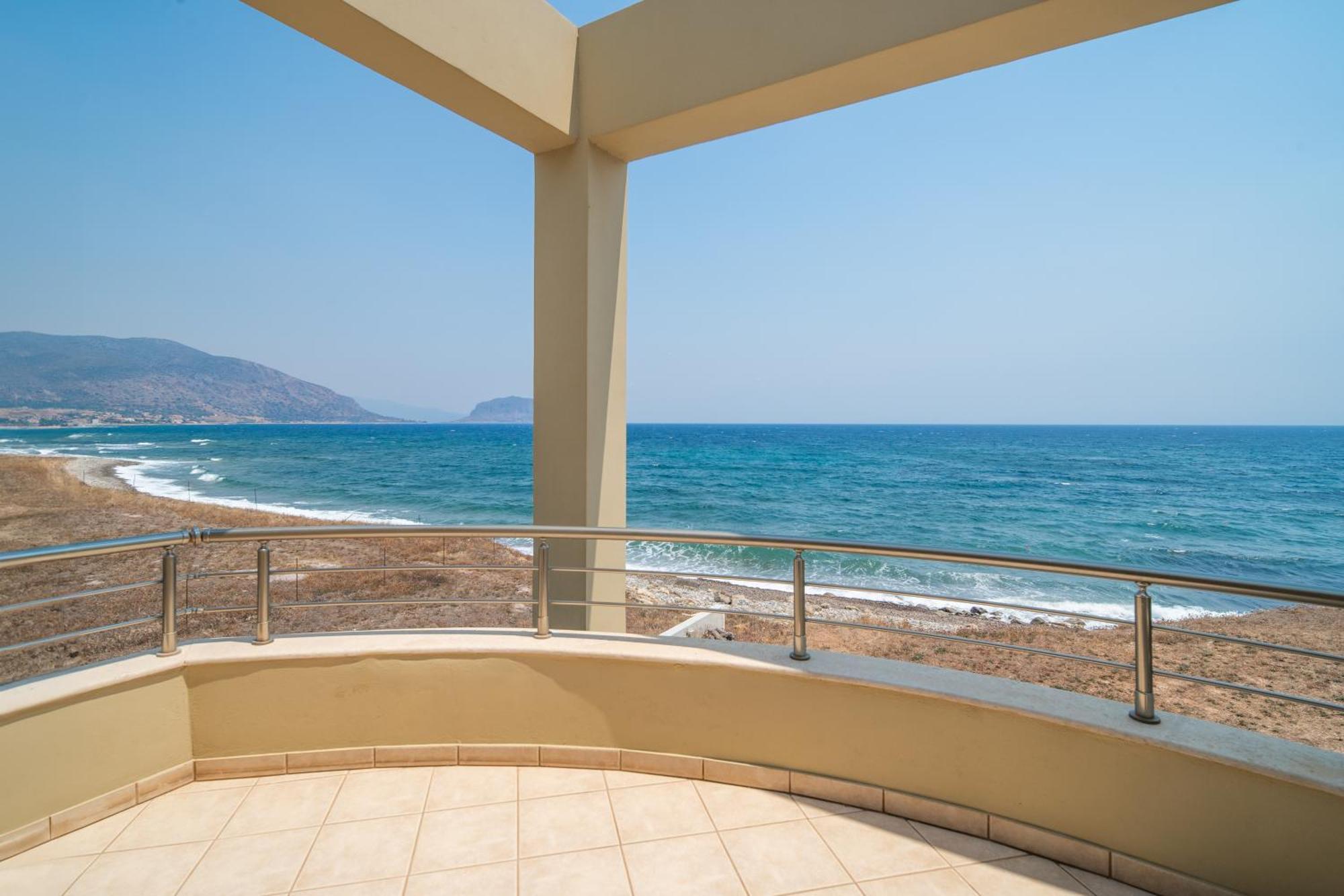 Spacious Beachfront Maisonettes With Stunning Views & A Private Beach โมเน็มวาซี ห้อง รูปภาพ
